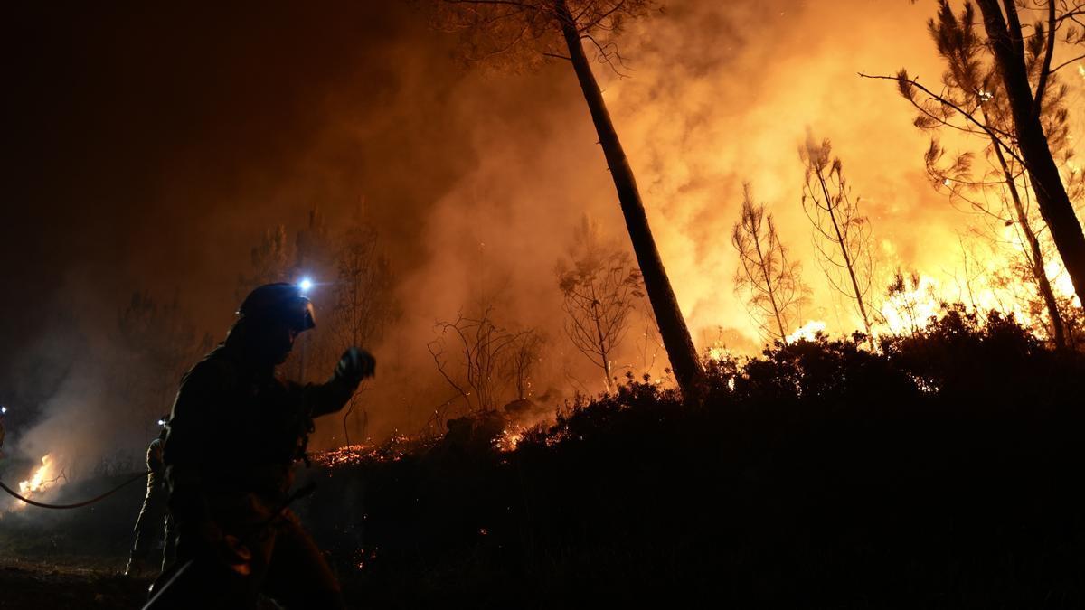 Vista del fuego en el Miradoiro do Alto da Picota, a 22 de agosto de 2025, en Os Peares, Ourense