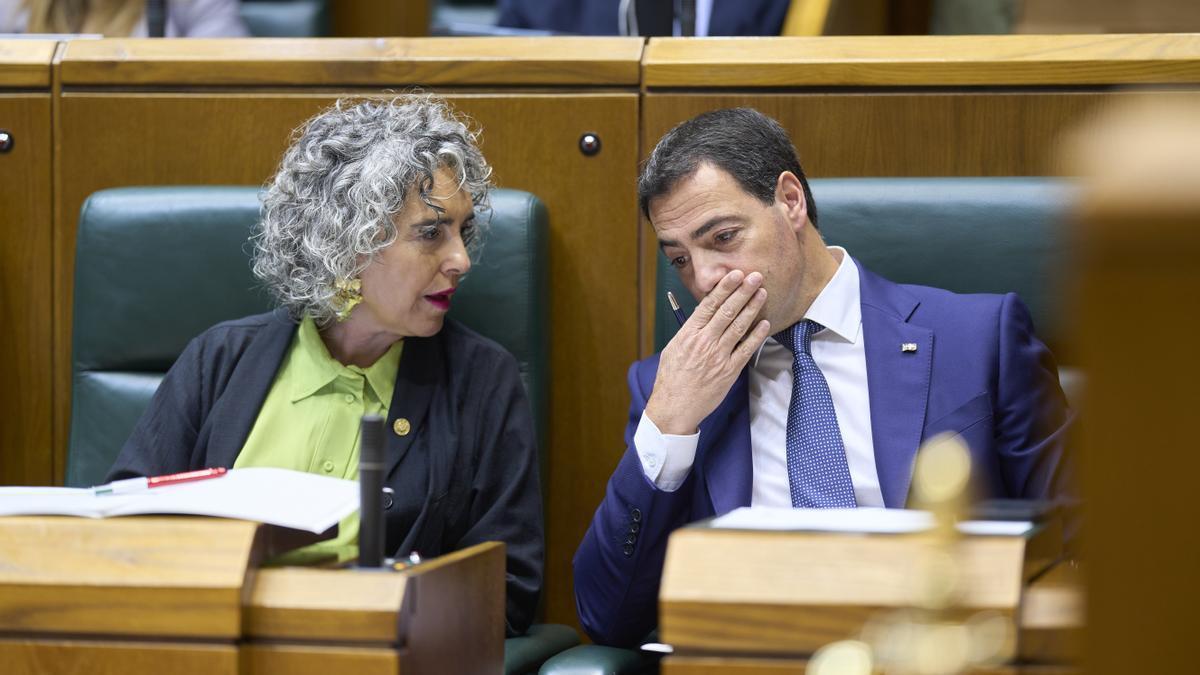 La vicelehendakari primera, Ibone Bengoetxea, conversa con el lehendakari Pradales durante un pleno del Parlamento Vasco
