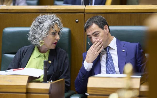 La vicelehendakari primera, Ibone Bengoetxea, conversa con el lehendakari Pradales durante un pleno del Parlamento Vasco