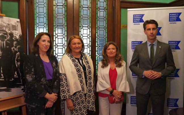 Gema Tomás, con la presidenta de la Fundación RFK, María Díaz de la Cebosa; la consejera de Sanidad, Gotzone Sagarduy, y el concejal Xabier Ochandiano.