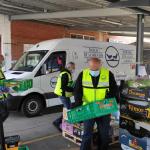 Voluntarios del Banco de Alimentos de Bizkaia recogiendo y clasificando cajas de productos de MercaBilbao.