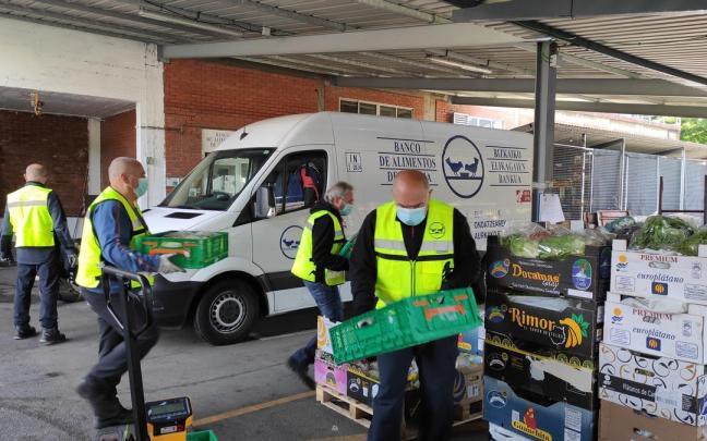 Voluntarios del Banco de Alimentos de Bizkaia recogiendo y clasificando cajas de productos de MercaBilbao. Voluntarios del Banco de Alimentos de Bizkaia recogiendo y clasificando cajas de productos de MercaBilbao.