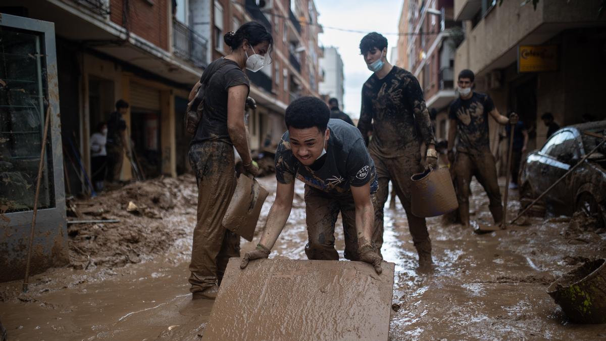 Voluntarios ayudan en los trabajos de limpieza en Paiporta.