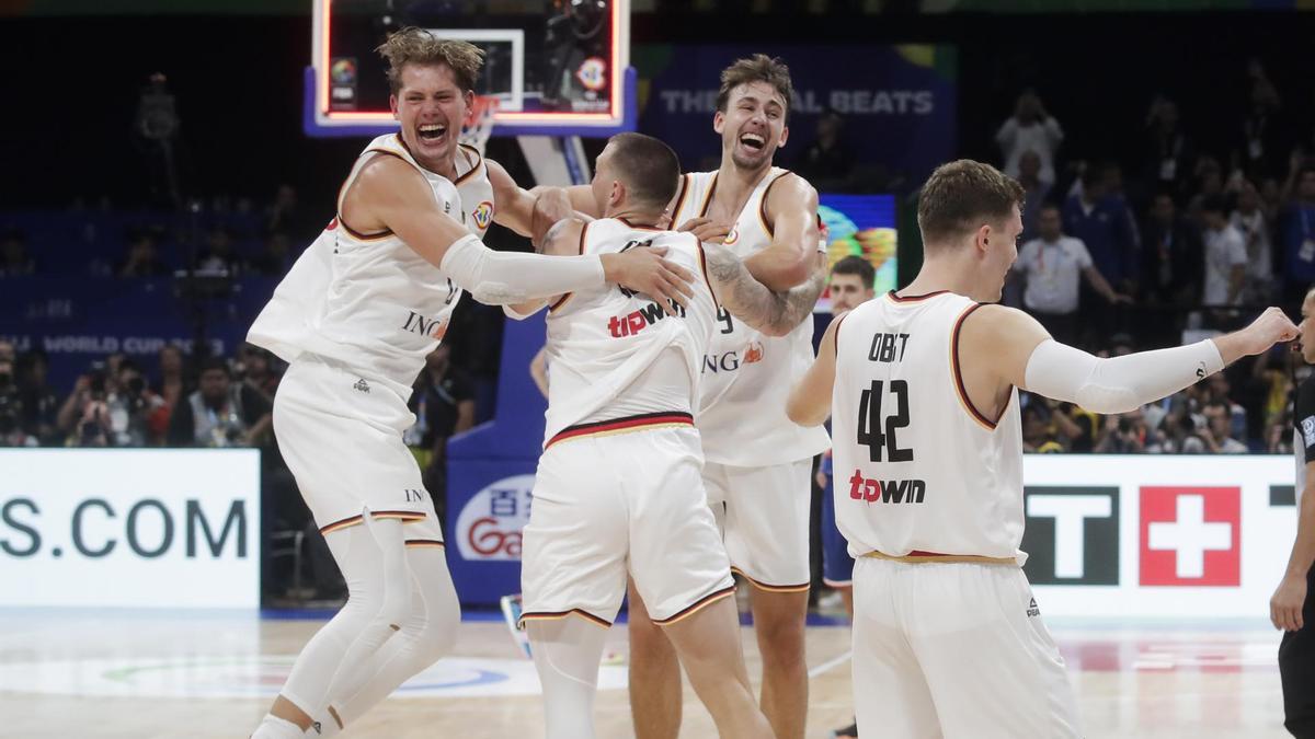 Los jugadores alemanes celebran el campeonato conseguido frente a Serbia