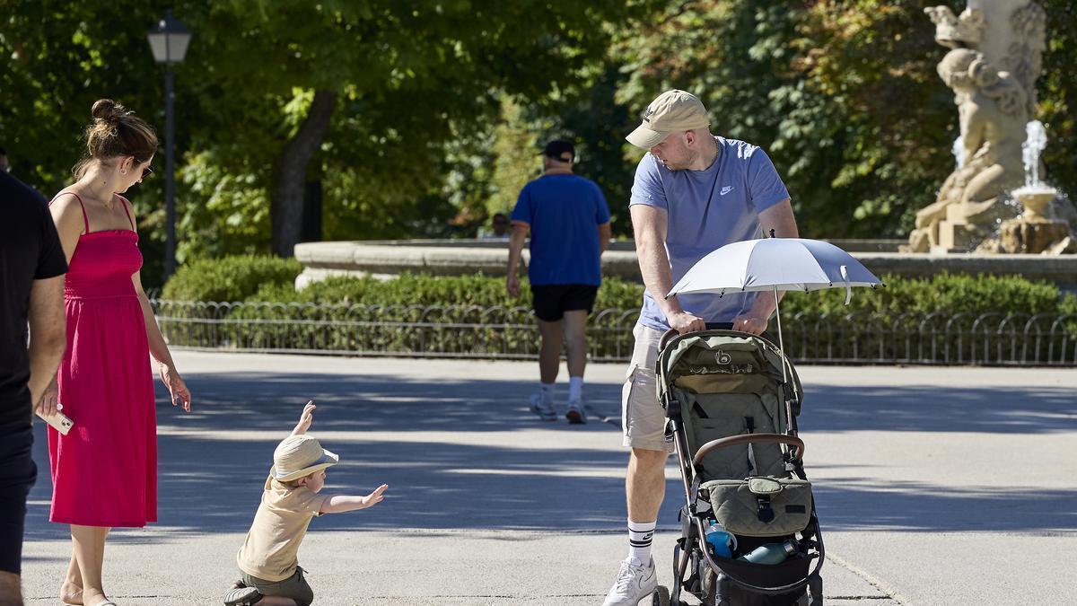 Imagen de archivo de algunas personas paseando con un carrito de bebé.