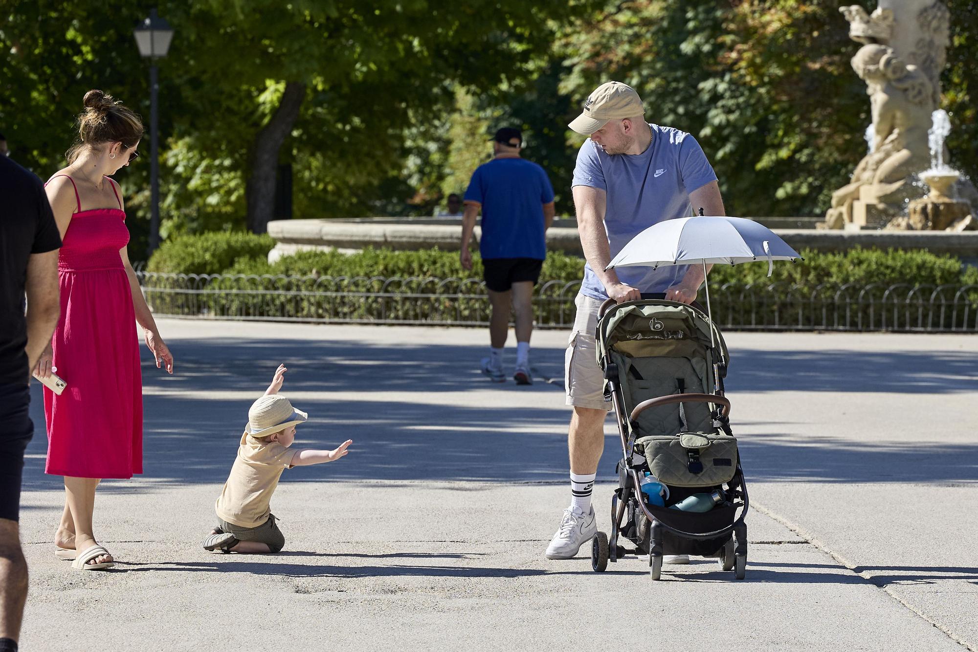 Imagen de archivo de lagunas personas paseando con un carrito de bebé.