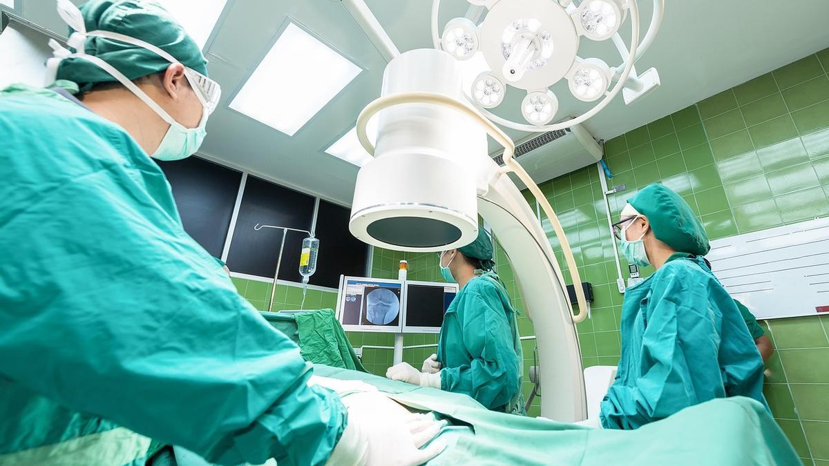 Equipo médico atiende a un paciente
