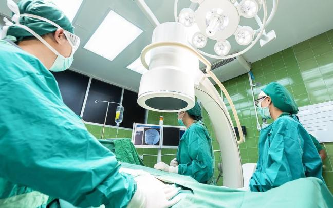 Equipo médico atiende a un paciente