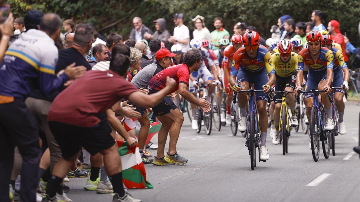 La cabeza de carrera en el ascenso a Valdezcaray.