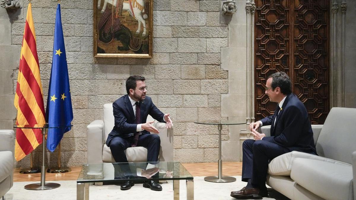 Josep Rull se reúne por primera vez desde su elección con el presidente catalán en funciones, Pere Aragonès, en el Palau de la Generalitat.