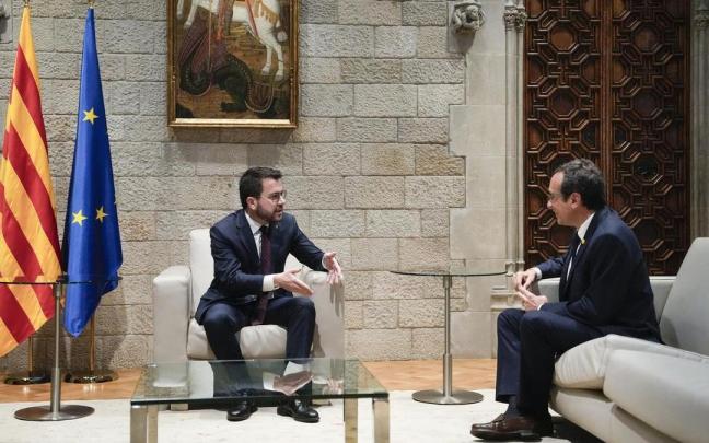 Josep Rull se reúne por primera vez desde su elección con el presidente catalán en funciones, Pere Aragonès, en el Palau de la Generalitat. / EFE Josep Rull se reúne por primera vez desde su elección con el presidente catalán en funciones, Pere Aragonès, en el Palau de la Generalitat.