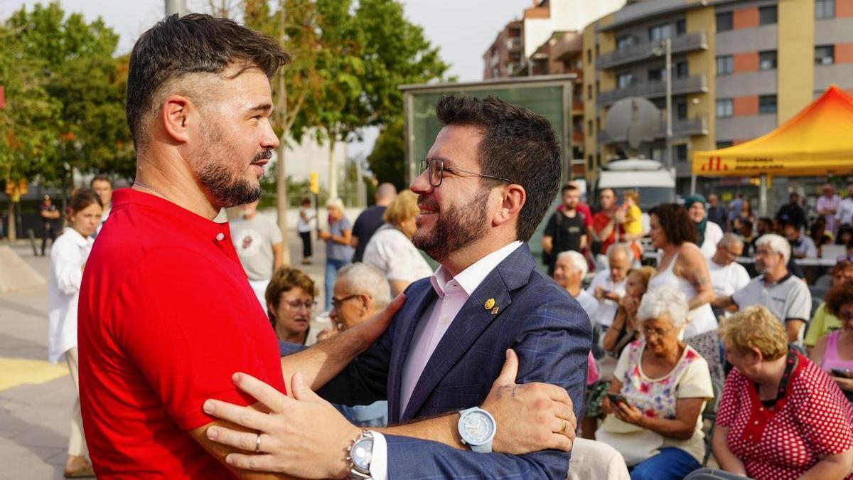 Gabriel Rufián y Pere Aragonés durante el acto electoral en Hospitalet de Llobregat.