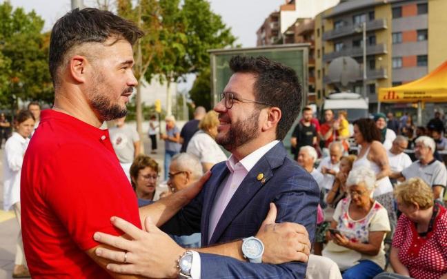 Gabriel Rufián y Pere Aragonés durante el acto electoral en Hospitalet de Llobregat.