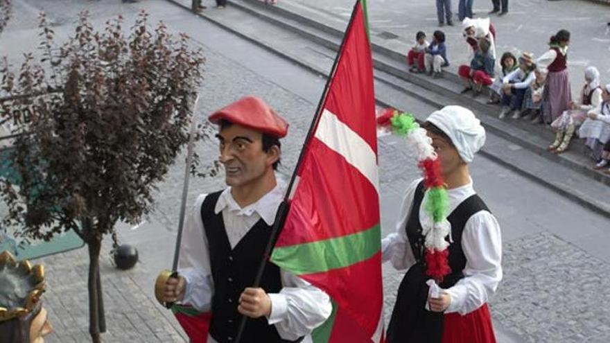 Bihotza Konpartsa de Orduña en la celebración de su décimo aniversario paseando gigantes y cabezudos.