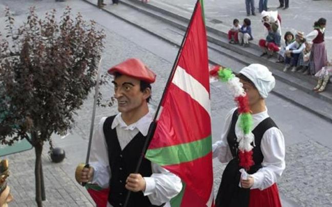 Bihotza Konpartsa de Orduña en la celebración de su décimo aniversario paseando gigantes y cabezudos.