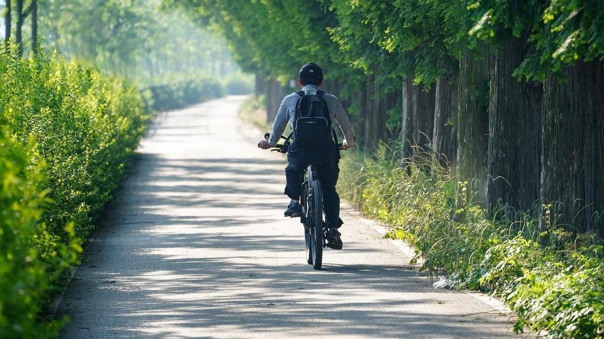 Un hombre montando en bicicleta.