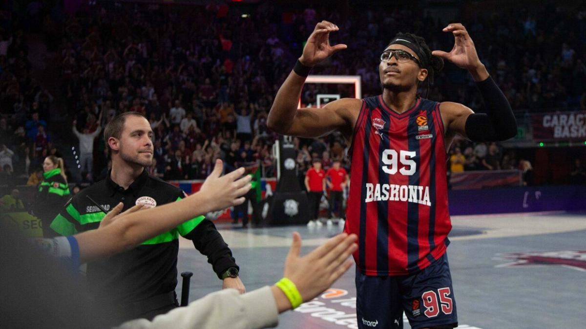 Chima Moneke celebrando el triunfo en el Buesa Arena en la visita de Panathinaikos durante la pasad Euroliga. / JOSU CHAVARRI