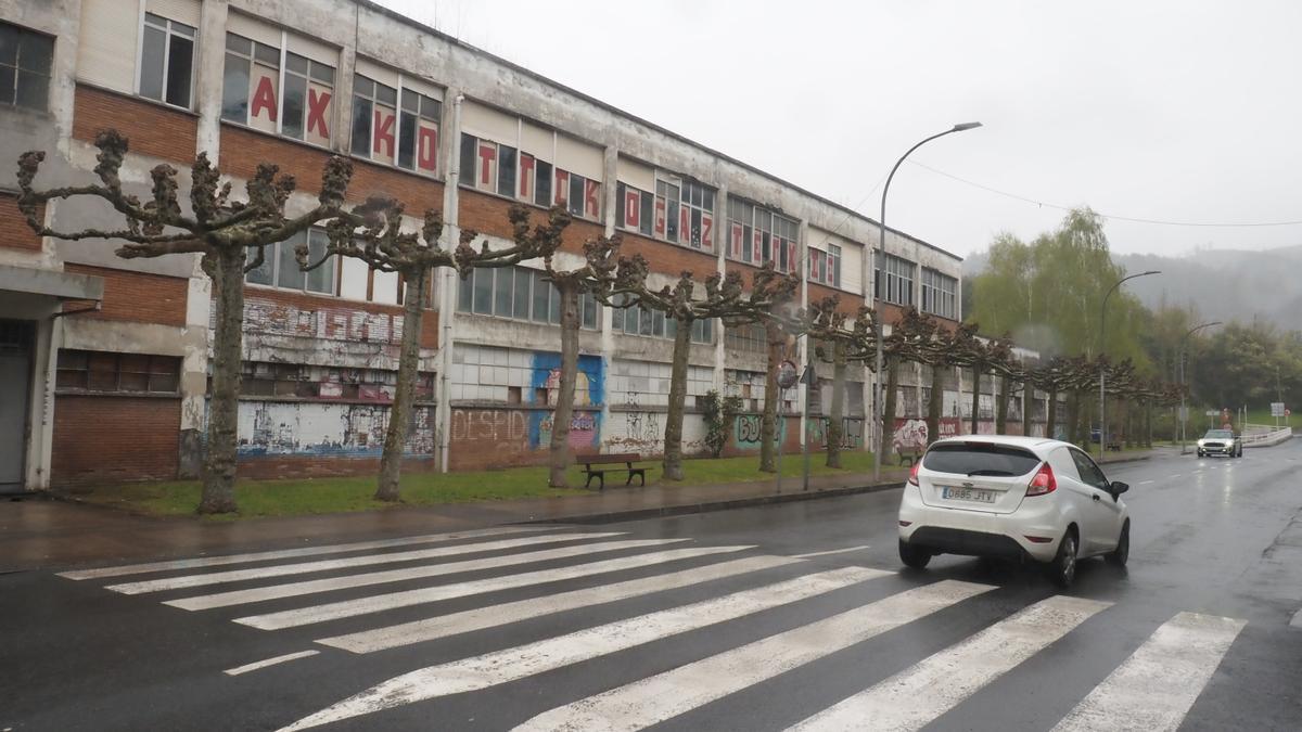 Vista del edificio de la calle Julio Urkixo del que son propietarias las sociedades pública Azkoitia Lantzen y Etorlur.