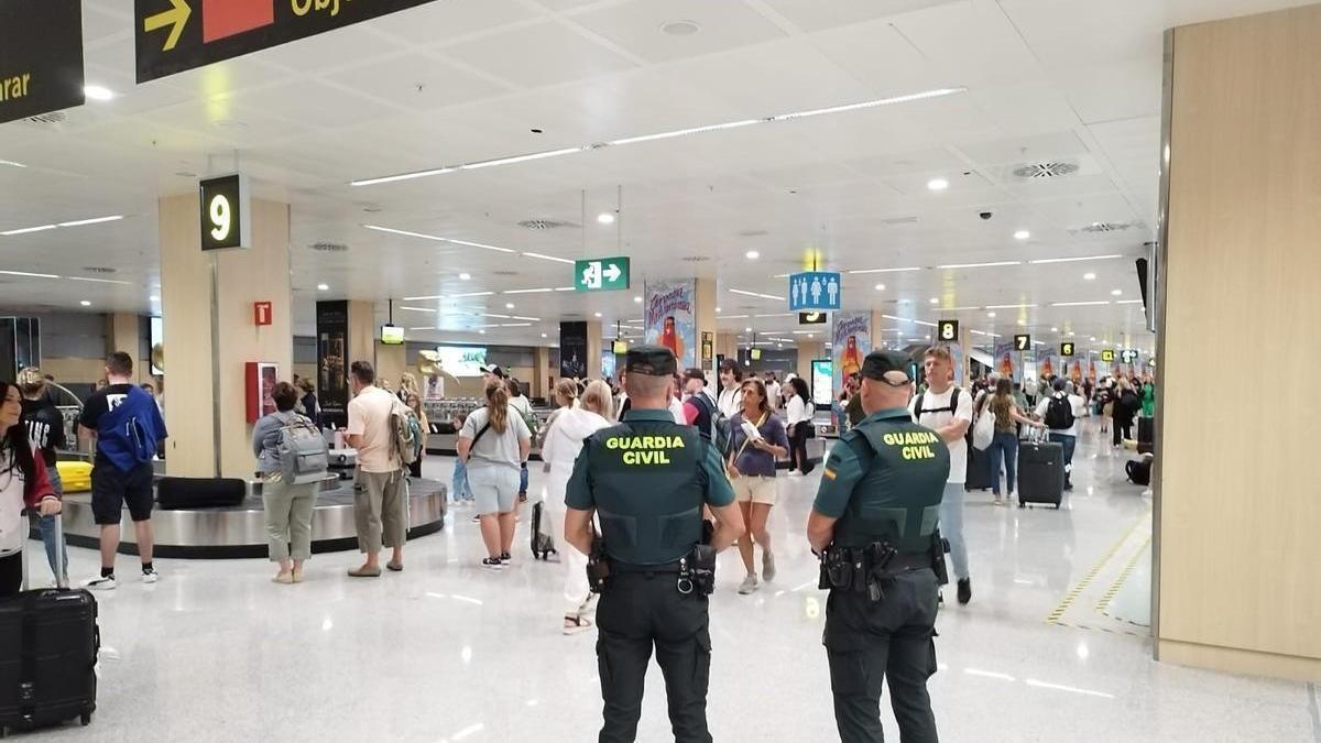 Imagen de archivo de dos agentes en el aeropuerto de Ibiza.