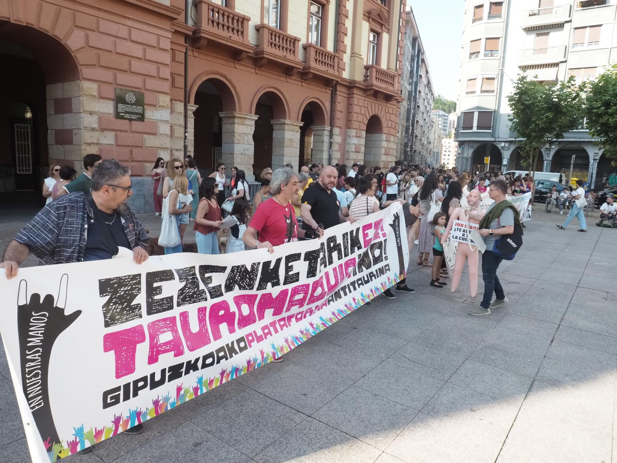 Protesta animalista contra la sokamuturra en Eibar / Aitor Zabala