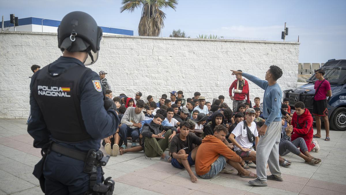 La Policía desaloja a los migrantes de playa Benítez.