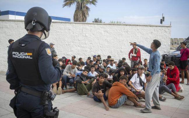 La Policía desaloja a los migrantes de playa Benítez.