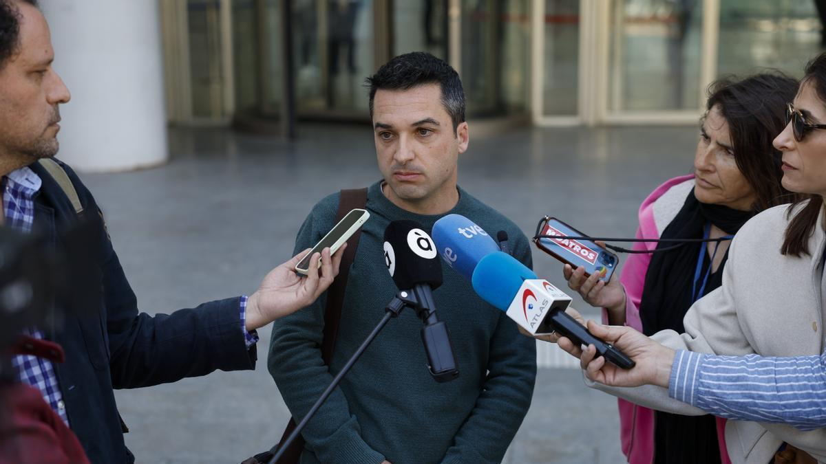 Alberto Martínez Escribano, testigo de las inundaciones y geólogo, atiende a los periodistas tras declarar.