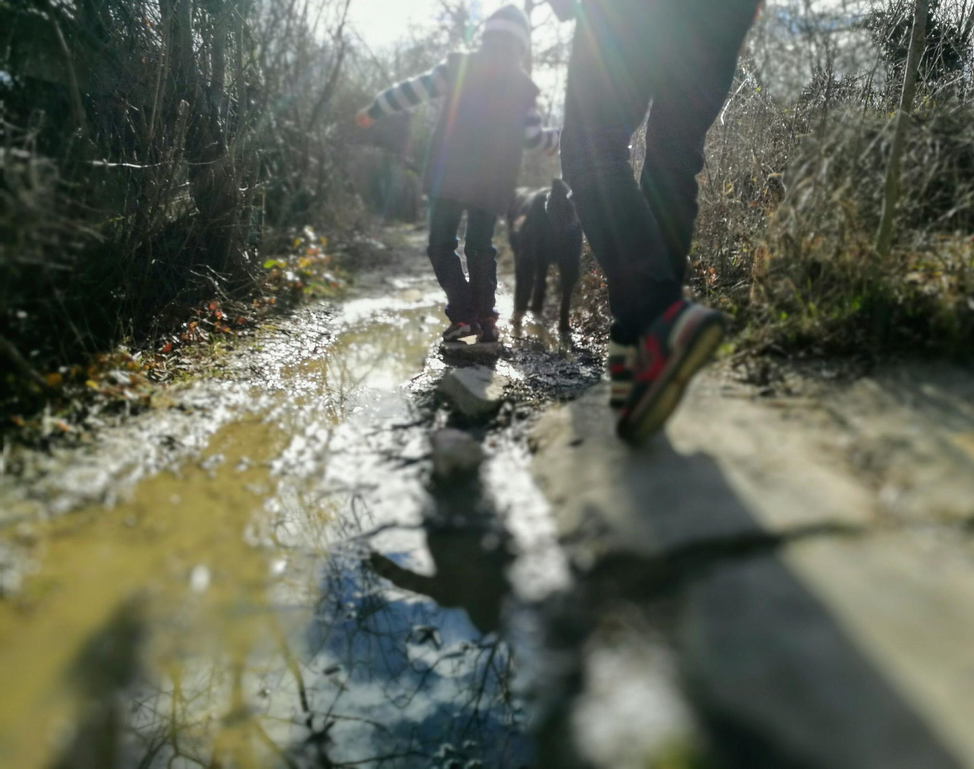 Una familia practica la caminata hidroeléctrica.