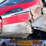 Uno de los vagones del Iryo accidentado en Adamuz, transportado por una grúa.