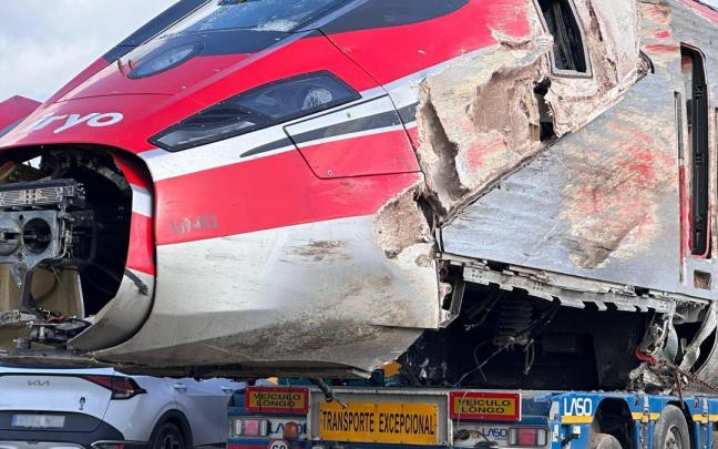 Uno de los vagones del Iryo accidentado en Adamuz, transportado por una grúa.
