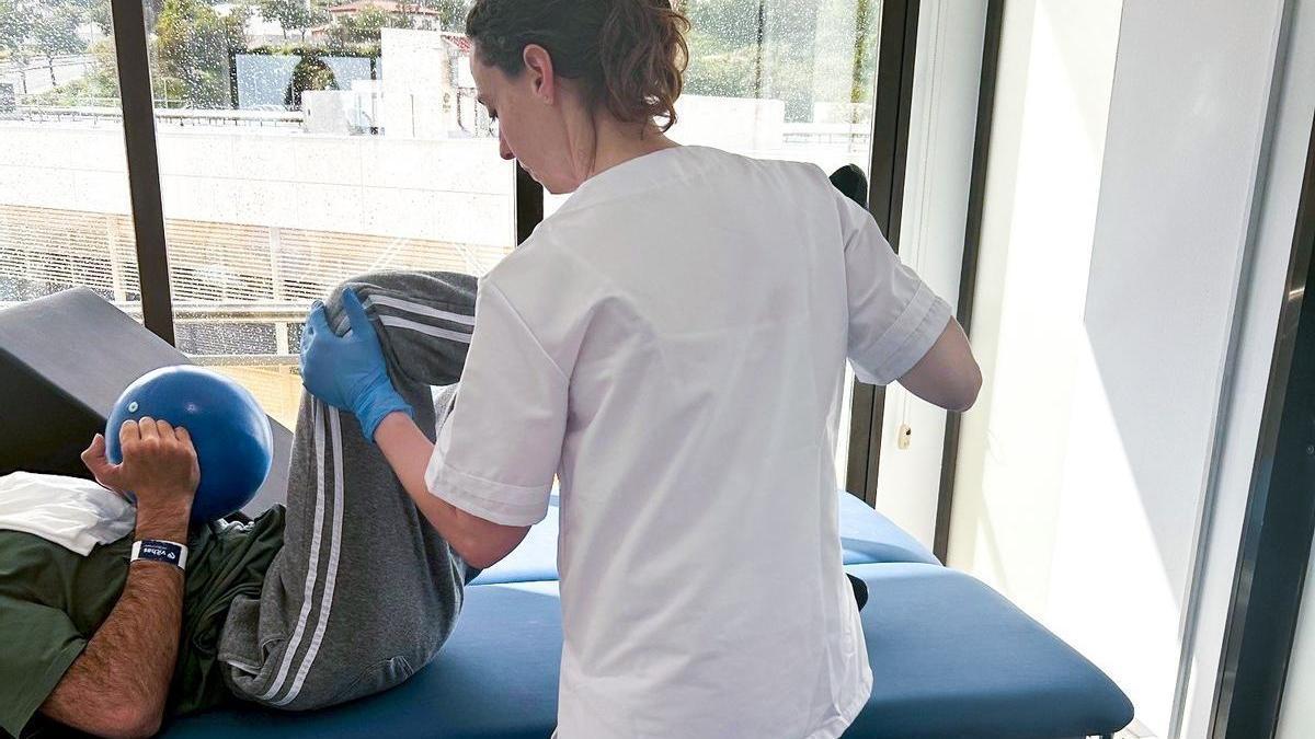 Un paciente realiza ejercicios de rehabilitación tras sufrir un ictus.