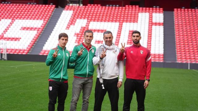 Aihen Muñoz y Mikel Labaka junto al seleccionador palestino y el futbolista vasco de la selección de Palestina Yaser Hamed.