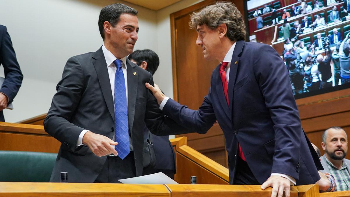 El candidato del PNV a lehendakari, Imanol Pradales, y el secretario general del PSE, Eneko Andueza, en el pleno de investidura