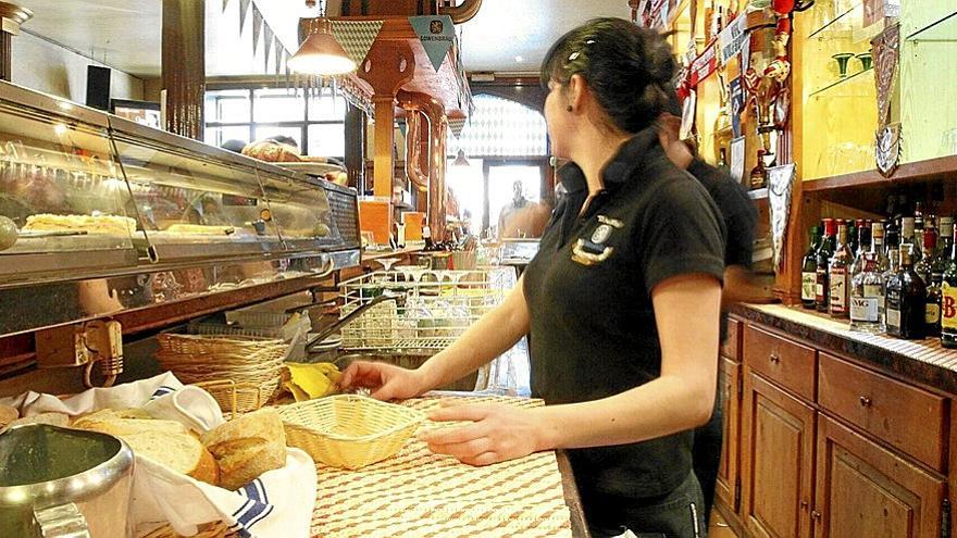 Profesionales de hosteleria atienden la barra de un establecimiento en una localidad de la CAV.