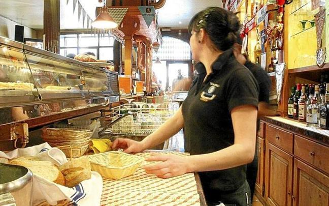 Profesionales de hosteleria atienden la barra de un establecimiento en una localidad de la CAV.