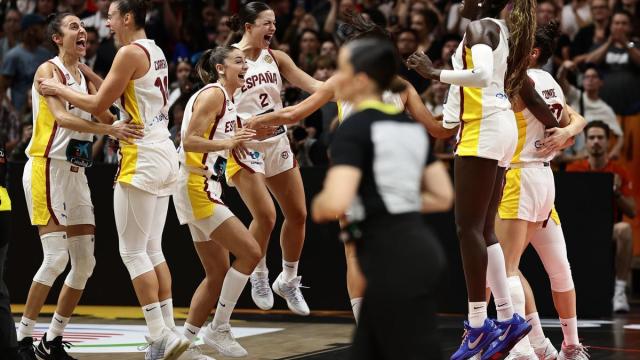 La jugadoras de la selección española de baloncesto celebran el bronce