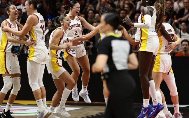 La jugadoras de la selección española de baloncesto celebran el bronce
