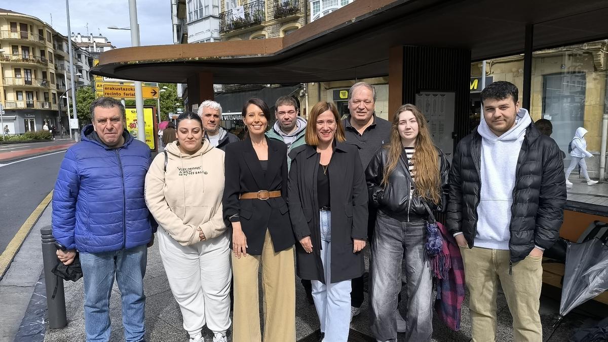 Azahara Domínguez, diputada de Movilidad, Turismo y Ordenación de la Diputación Foral de Gipuzkoa, Cristina Laborda, alcaldesa de Irun, y diversos hosteleros de Bidasoaldea