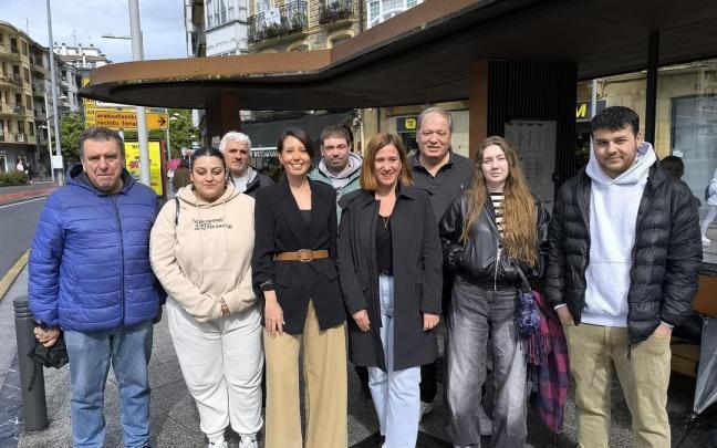 Azahara Domínguez, diputada de Movilidad, Turismo y Ordenación de la Diputación Foral de Gipuzkoa, Cristina Laborda, alcaldesa de Irun, y diversos hosteleros de Bidasoaldea