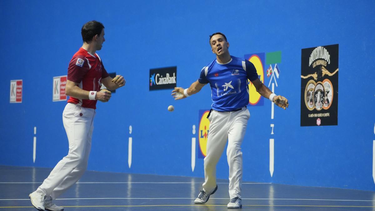 Javier Zabala castiga con la derecha ante Jokin Altuna en el frontón Trobika de Mungia. BORJA GUERRERO