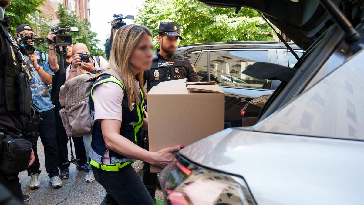Agentes de la Policía Nacional trasladan documentos del despacho de Zapatero tras registrarlo el pasado martes.