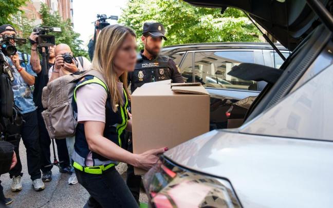 Agentes de la Policía Nacional trasladan documentos del despacho de Zapatero tras registrarlo el pasado martes.