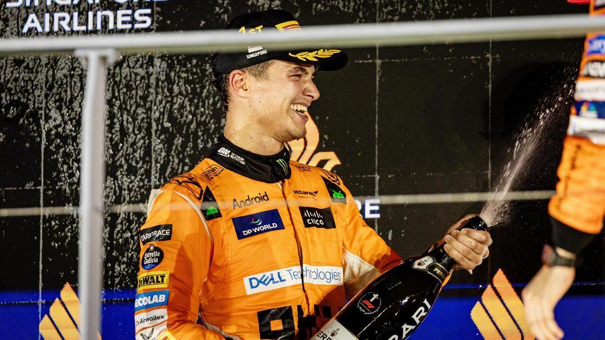 El piloto británico Lando Norris, en el podio de Singapur