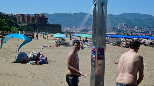 ¿Meterse al agua favorece el bronceado?