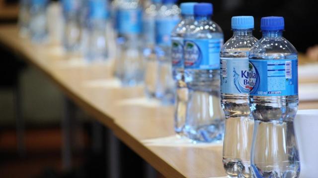 Botellas de agua ajenas a esta información.