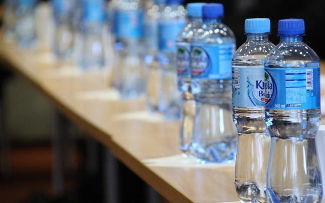 Botellas de agua ajenas a esta información.