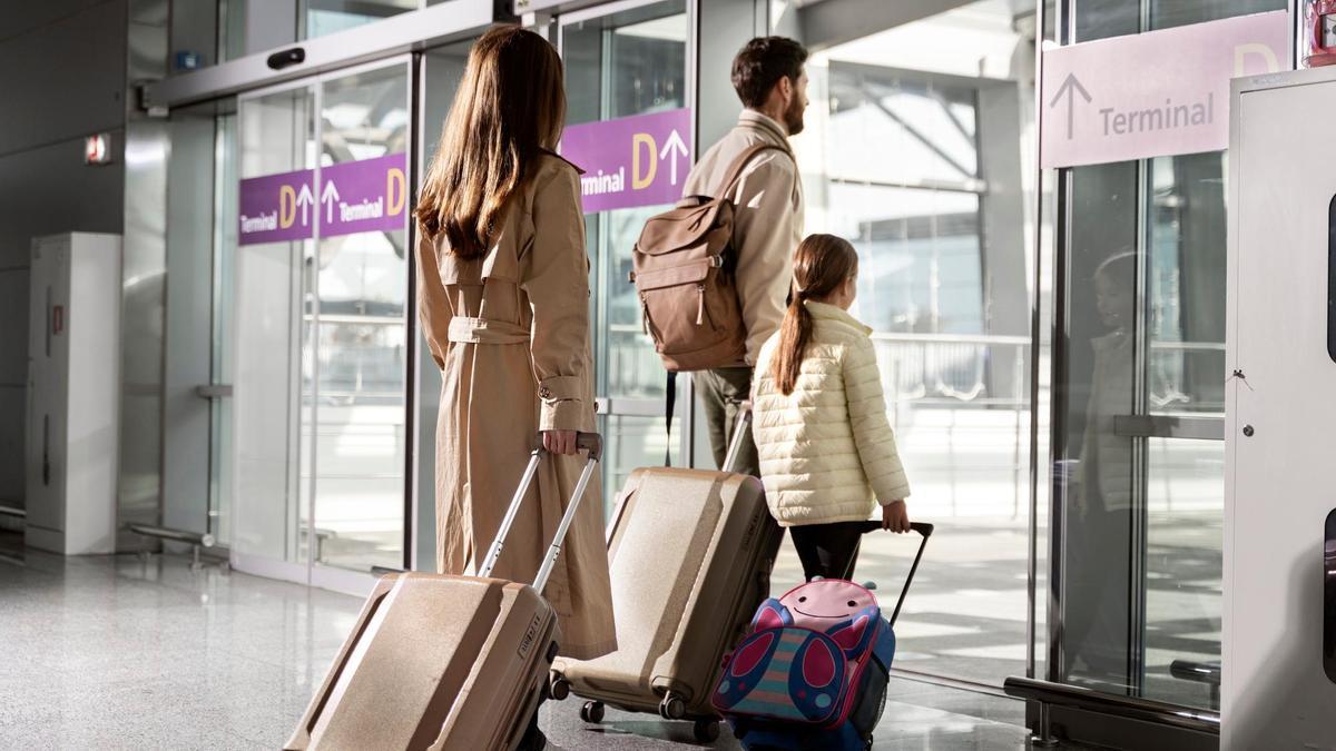 Una familia en el aeropuerto.