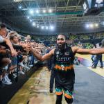 Adam Smith saluda a los aficionados en el Bilbao Arena.