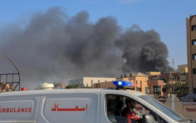 La Media Luna Roja denuncia bombardeos en las inmediaciones de los hospitales de Yan Junis.