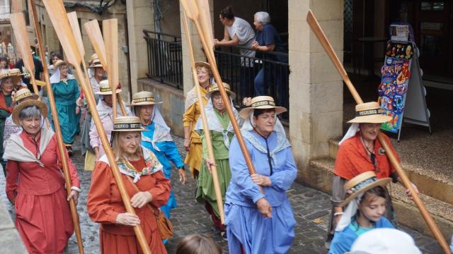Las bateleras desfilando el día de San Ignacio.